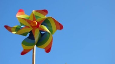 Gökyüzünün arka planında gökkuşağının çarkıfelek renkleri. LGBT renk kavramı.