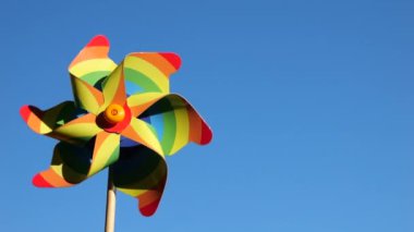 Gökyüzünün arka planında gökkuşağının çarkıfelek renkleri. LGBT renk kavramı.