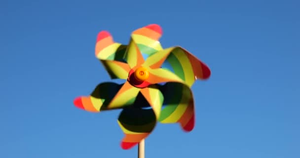 Pinwheel Χρώματα Του Ουράνιου Τόξου Στο Φόντο Του Ουρανού Lgbt — Αρχείο Βίντεο