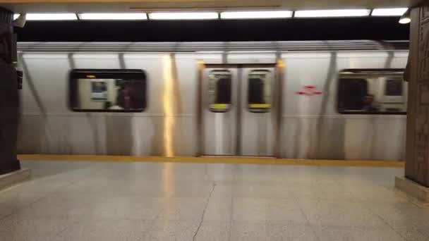 Treno Arrivo Alla Stazione Della Metropolitana Museum Toronto Ontario Canada — Video Stock