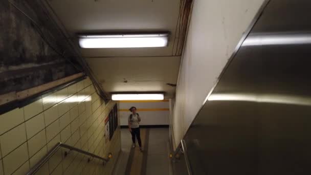 加拿大多伦多 2023年7月18日 下楼梯并进入加拿大安大略省多伦多地铁站博物馆 — 图库视频影像