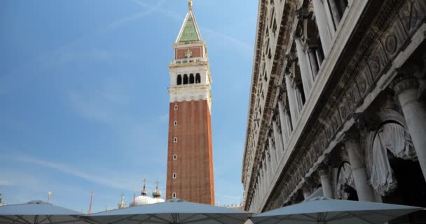 从圣马可广场观看Caff Florian Campanile San Marco Novatinuove以及在阳光灿烂的春天在意大利威尼斯休息的游客 — 图库视频影像