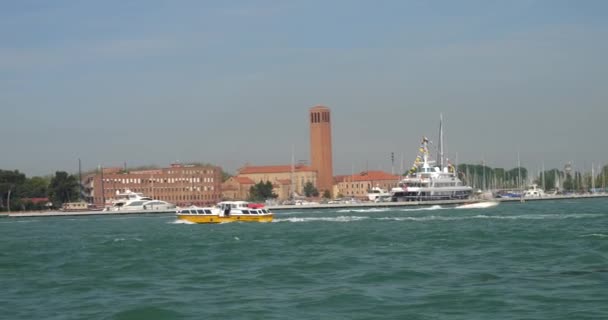サンテレナ島と船でフランチェスコ モロッシーニ海軍兵学校の眺め ヴェネツィアのラグーン ヴェネツィア イタリア — ストック動画