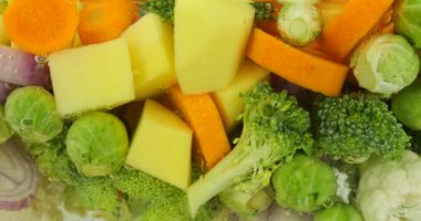 Kaynar suda hava kabarcıklarıyla çorba yapmak için sebze karışımı..