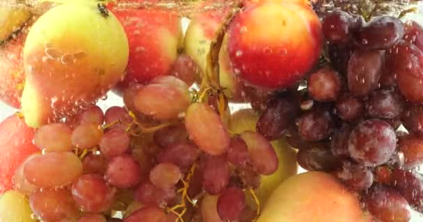 Hintergrund Mit Früchten Und Beeren Wasser Mit Luftblasen — Stockvideo