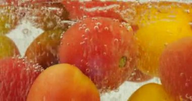 Hava kabarcıklı suda domatesli arka plan.