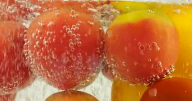 Hava kabarcıklı suda domatesli arka plan.