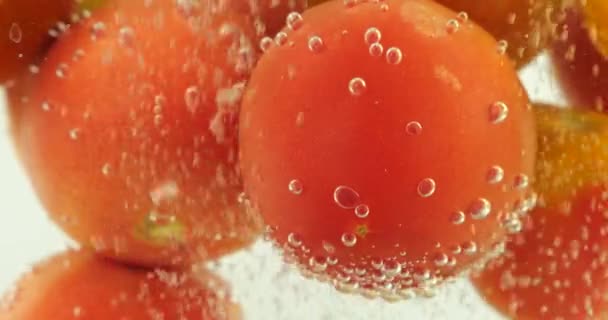 空気泡が付いている水のトマトが付いている背景 — ストック動画