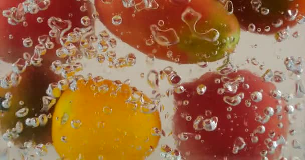 Fondo Abstracto Con Tomates Agua Con Burbujas Aire — Vídeo de stock
