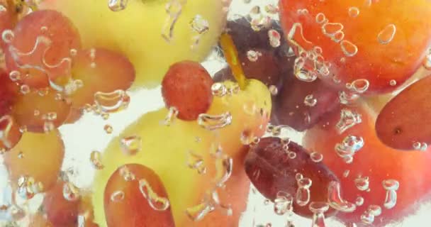 Abstraktní Pozadí Ovocem Bobulemi Vodě Vzduchovými Bublinami — Stock video