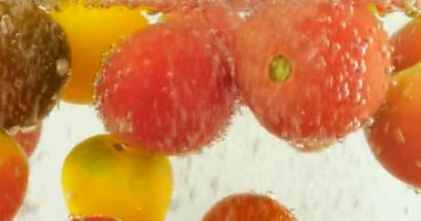 Hava kabarcıklı suda domatesli arka plan.