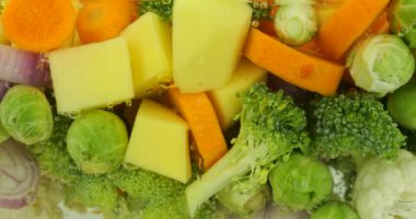 Kaynar suda hava kabarcıklarıyla çorba yapmak için sebze karışımı..