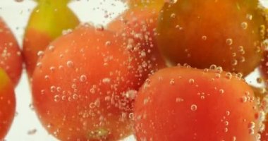 Hava kabarcıklı suda domatesli arka plan.