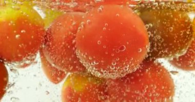 Hava kabarcıklı suda domatesli arka plan.