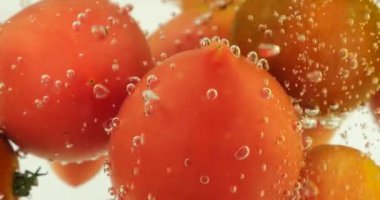 Hava kabarcıklı suda domatesli arka plan.