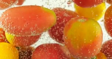 Hava kabarcıklı suda domatesli arka plan.