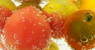 Hava kabarcıklı suda domatesli arka plan.