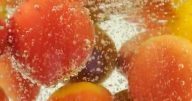 Hava kabarcıklı suda domatesli arka plan.