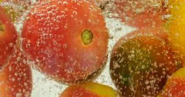 Hava kabarcıklı suda domatesli arka plan.