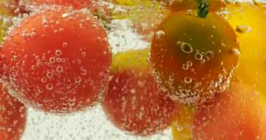 Hava kabarcıklı suda domatesli arka plan.