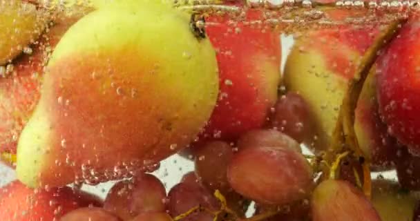 Hintergrund Mit Früchten Und Beeren Wasser Mit Luftblasen — Stockvideo