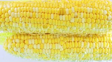 Kaynar suda, hava kabarcıklı mısır koçanları..