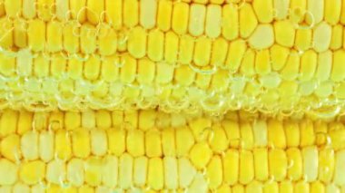 Kaynar suda, hava kabarcıklı mısır koçanları..