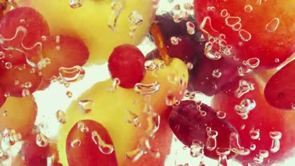 Fondo Abstracto Con Frutas Bayas Agua Con Burbujas Aire — Vídeo de stock