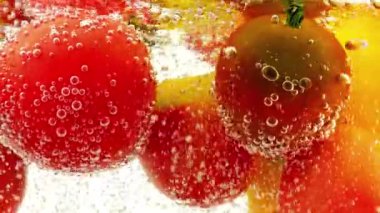 Hava kabarcıklı suda domatesli arka plan.