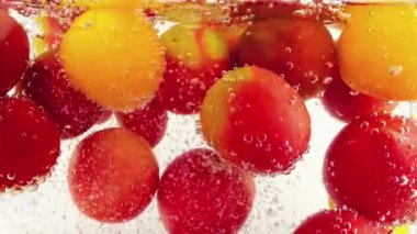 Hava kabarcıklı suda domatesli arka plan.