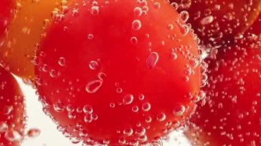 Hava kabarcıklı suda domatesli arka plan.