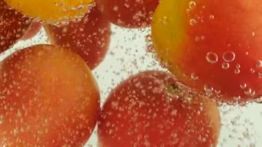 Hava kabarcıklı suda domatesli arka plan.