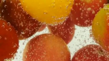 Hava kabarcıklı suda domatesli arka plan.