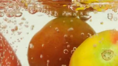 Hava kabarcıklı suda domatesli arka plan.