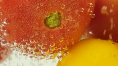 Hava kabarcıklı suda domatesli arka plan.