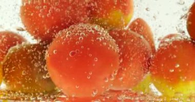 Hava kabarcıklı suda domatesli arka plan.