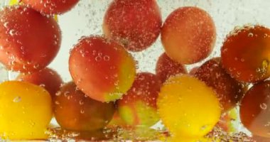 Hava kabarcıklı suda domatesli arka plan.