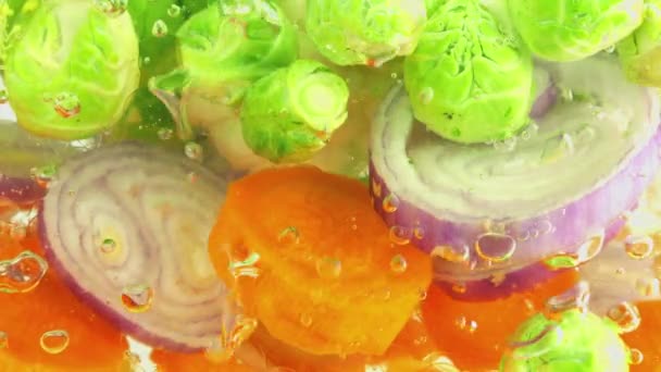 Zeleninová Směs Pro Přípravu Polévky Vroucí Vodě Vzduchovými Bublinami — Stock video