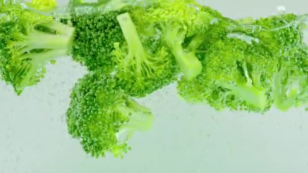 Groene Broccoli Bloemen Vallen Kokend Water Met Luchtbellen — Stockvideo