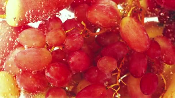 带有气泡的水中水果和浆果的背景 — 图库视频影像