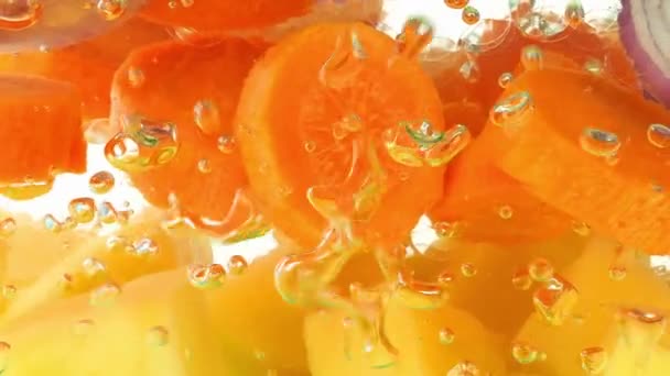 在有气泡的沸水中煮汤的蔬菜混合物 — 图库视频影像