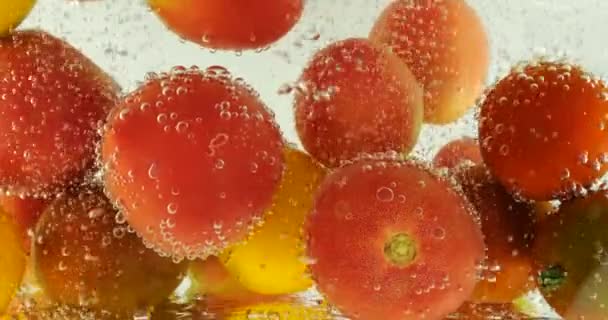 Fondo Con Tomates Agua Con Burbujas Aire — Vídeo de stock