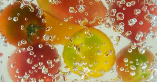 Abstracte Achtergrond Met Tomaten Water Met Luchtbellen — Stockvideo