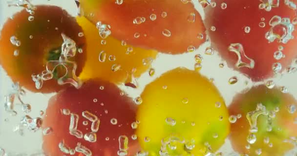 Fondo Abstracto Con Tomates Agua Con Burbujas Aire — Vídeo de stock