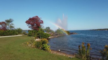 Kanada, Ontario, Barrie 'deki Simcoe Gölü kıyısındaki bir çeşmenin spreyinden gökkuşağı.