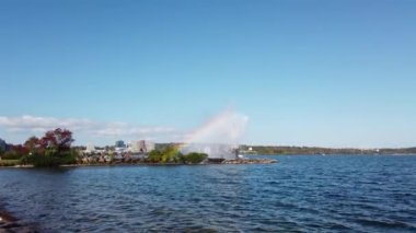 Kanada, Ontario, Barrie 'deki Simcoe Gölü kıyısındaki bir çeşmenin spreyinden gökkuşağı.