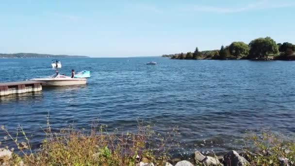 Barrie Canada September 2023 Вид Берега Блакитне Озеро Simcoe Човнами — стокове відео