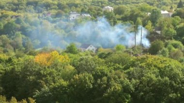 Kuru otların ve mahsulün dumanının en üst görüntüsü bir kır evi yerleşimindeki özel bir arazide hasat sonrası ortaya çıkıyor..