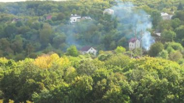 Kuru otların ve mahsulün dumanının en üst görüntüsü bir kır evi yerleşimindeki özel bir arazide hasat sonrası ortaya çıkıyor..