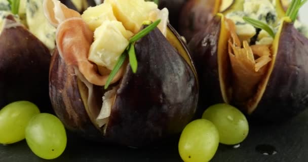 Atıştırmalıklar Siyah Taş Servis Tahtasının Üzerinde Jambonlu Mavi Peynirli Doldurulmuş — Stok video